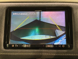 リバースギアに入れるだけで後方の表示へ切り替わります。夜間や雨の日の駐車も楽になりますよ。
