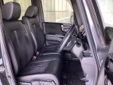 フロントシートはベンチシートです。ベンチシ―トは運転席と助手席の移動もスムーズ!狭い駐車場での乗り降りに便利です。