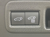 【パワーバックドア】スマートキーや運転席のボタンを押すだけでリアゲートが自動で開閉します!荷物を持っている時や、高い位置にあるバックドアを閉める際に便利な機能です♪