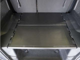 ◆荷室用ユーティリティーボード◆荷室を上下に分割して有効活用!反転させれば濡れたアイテムを載せられるワイパブル仕様に。