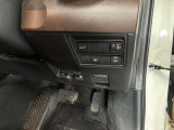 運転席の画像です。足元やシートまわりに余裕があり、リラックスした姿勢で運転が可能です。視界も良好で操作系へのアクセスもしやすく、快適で安心感のあるドライブをサポートします。