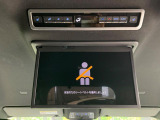 【14型有機ELフリップダウン】三列目からでも迫力のエンタメが観れる大画面フリップダウン。有機ELのモニターでは、一般的なフリップダウンよりも高コントラストでキレイな映像を楽しめます。