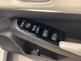 電動格納式リモコンドアミラーと、パワーウィンドウスイッチ等は運転席ドアにあります。