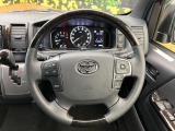 インテリアに合わせたデザインのステアリングは、運転される方のことも考え、運転しやすい形状、大きさです。是非一度、実際に触ってお確かめください。