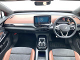 中央に大型ディスプレイを設置して、スイッチ類はシンプルかつ操作しやすいように配置されています。