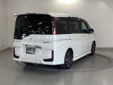 リアはプライバシーガラス付です。見た目もかっこいいですよね。また、太陽光を防ぐので冷房の効きを良くする効果もあるんです。エアコンを控えめにすれば燃費向上も見込めますよ。