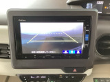 【バックカメラ】運転が苦手な方も車庫入れラクラクです!ギアをリバースに入れれば自動的に切り換わりますので、面倒な操作は不要です♪狭い駐車場もお車を傷つけず安心ですね!