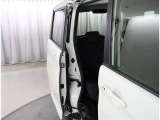 両側パワースライドドア付きだから、狭い駐車スペースなどでの 乗り降りラクラク!小さなお子さまのいるご家庭には嬉しい装備。