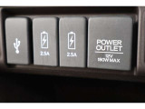 USBオーディオ用ソケットがついていますので携帯電話などを接続すれば音楽等の再生が可能です!充電用ソケットもございます!