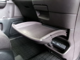運転席からも助手席からも使いやすい位置に、スマホなどを置ける引き出し式トレイを配置。