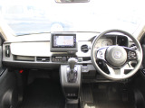 操作性に優れた運転席となります!小物入れや各ボタンの配置にこだわり、使いやすいです!座り心地もよく視認性も良好なのでロングドライブもお任せ下さい!