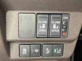 両側電動スライドドアは運転席から操作ができるよう、操作スイッチが付いています。Hondaセンシング用のVSA(ABS+TCS+横滑り抑制)解除と路外逸脱抑制機能などのスイッチがあります。