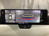狭い場所での駐車やすれ違いなどでより的確な運転操作に役立つ360&deg;ビューモニターが装備されています。