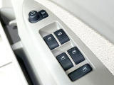 【電動格納ミラー】サイドミラーは電動格納式となっており、狭い駐車場でもキズがつくリスクを抑えられます。