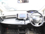 操作性に優れた運転席となります!小物入れや各ボタンの配置にこだわり、使いやすいです!座り心地もよく視認性も良好なのでロングドライブもお任せください!