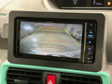 リバースギアに入れるだけで後方の表示へ切り替わります。夜間や雨の日の駐車も楽になりますよ。