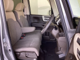 フロントシートはベンチシートです。ベンチシ―トは運転席と助手席の移動もスムーズ!狭い駐車場での乗り降りに便利です。シートの間にコンソールボックスやドリンクホルダーがないため、車内空間も広く感じます
