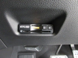 有料道路をキャッシュレスで通行できるETC車載器付きです。運転席足元に設置されています。ETCセットアップ費用は含まれておりません。別途必要となります。
