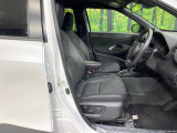 運転席まわりには十分なスペースがあり、大柄な方でもゆったり運転していただける環境です。