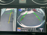 アラウンドビューモニター搭載。上から見下ろしたように液晶に映るのでスムーズな駐車をサポートします。