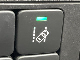 ●レーンキーピングアシスト:走行車線の逸脱を教えてくれる機能。走行時に、クルマが車線から外れていることをカメラが検知すると、ステアリングを微振動させてドライバーに警告します。