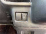 【シートヒーター】座席の内蔵ヒーターで身体を直接温める機能。エアコンより早く温まり、冬の車内でも即座に快適です。エンジンの温まりを待たずに済むため、寒い朝の始動直後に重宝される必須の快適装備です。