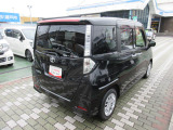 全てのクルマに車両検査証がついています。中古車オークション業界で確立された公正な基準を採用しています。トヨタ自動車によって、修復歴や状態を正しく判断できると認定された車両検査員が、1台1台検査し点数と