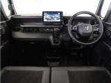 視界広々で運転しやすくロングドライブでも疲れを感じさせないすっきりとまとまったインパネ周りです。