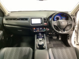 車内は光触媒抗菌消臭施工済です。スタイリッシュなデザインでスポーティなインパネ周りを演出します。グローブボックスやカップホルダーのほかにトレーなどたくさんの収納スペースが付いています。