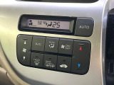 【オートエアコン】一度お好みの温度に設定すれば、車内の温度を検知し風量や温度を自動で調整。暑い&hellip;寒い&hellip;と何度もスイッチ操作をする必要はありません。快適な車内空間には必須の機能ですね♪