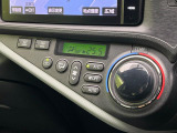 【オートエアコン】一度お好みの温度に設定すれば、車内の温度を検知し風量や温度を自動で調整。暑い&hellip;寒い&hellip;と何度もスイッチ操作をする必要はありません。快適な車内空間には必須の機能ですね♪
