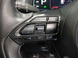 ステアリングには運転中でも簡単に操作できる各種スイッチついてます