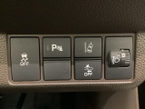 ハンドルの右側にはヘットライトリベライザーとHondaセンシング用のメインスイッチがついています。ヘッドライトリベライザーは道路状況や積荷の加重に応じてライトの高さを調節できます。