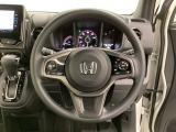 ハンドルにHondaセンシング系のクルーズコントロールやレーンキープアシストなどのスイッチと、オーディオの操作スイッチが装備されています。ハンドルから手を離さず安全に操作できます。
