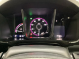 スピードメーターとタコメーターを大きく配した見やすいメーター部になっています。右側のインフォメーション画面でオドメーターや燃費などの情報を確認できます。