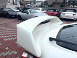 【大型リヤスポイラー】スポーツカーらしさがグッと引き立つ大型リヤスポイラーを装着♪高速走行時のスタビリティ(走行安定性)向上に役立ちます。