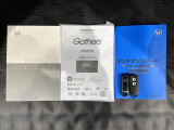 スマートキーは鍵をバッグに入れたままでもドアロックの開閉やエンジンのON・OFFができます。夜間や雨の日も鍵を探さなくて良いので便利です。