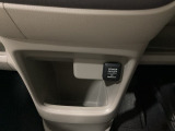スマホや車載アクセサリーの電源確保に便利なアクセサリーソケットを装備。