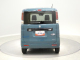 【リヤビュー】個性的なリヤコンビネーションランプが目を引く後ろ姿。展示車ならではのシンプルな美しさが魅力で、これから一緒にたくさんの思い出を作っていける安心感に満ちた一台です。