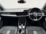 車の情報もひと目でわかるディスプレイは魅力的です。ショールームでぜひ、ご覧になられてください。