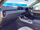横方向にすっきりと広がるダッシュボードが運転席との造形的なつながりを表現し、助手席のパートナーへ心地よい開放感と安心感を演出しています。