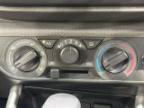 寒い冬も暑い夏も全席に快適な空調を届けてくれる、ダイヤル式エアコンを装備♪