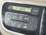 【オートエアコン】一度お好みの温度に設定すれば、車内の温度を検知し風量や温度を自動で調整。暑い&hellip;寒い&hellip;と何度もスイッチ操作をする必要はありません。快適な車内空間には必須の機能ですね♪