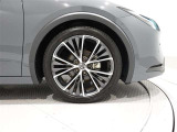タイヤサイズは(195/50R19)でアルミホイールです。