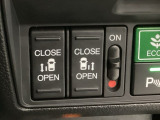 【両側パワースライドドア】両側がパワースライドドアになっており、運転席のスイッチやスマートキーでも開閉が可能です!開口部も広いので乗り降りも楽々♪