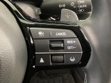 【アダプティブ・クルーズ・コントロール】予め設定した車速内でクルマが自動的に加減速。 前走車との適切な車間距離を維持しながら追従走行し、高速道路でのドライバーの疲労を軽減してくれる嬉しい機能付♪
