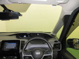 ドライバー目線で、使いやすく安全操作性と良好な視界を実現した運転席です。