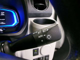 車外の明るさに応じて、自動的にライトの点灯・消灯を行います。