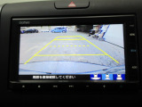 バックカメラの画像です。ガイドラインがスムースな車庫入れをサポートいたします。車庫入れの安心感がアップしますね。