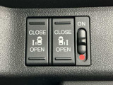 狭い所でも乗り降り楽々な両側電動スライドドアです!簡単にドアの開閉が出来る為女性やお年寄りにも優しく、荷物で手が塞がった時なども大変便利です!